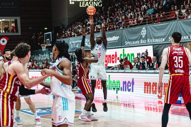 easyCredit Basketball Bundesliga, 4. Playoff-Viertelfinale: Fitness First Baskets Würzburg vs. Telekom Baskets Bonn, 24.05.2026 Tylan Birts (Telekom Baskets Bonn 5) mit dem Dreier gegen Marcus Carr (Würzburg 5) - easyCredit Basketball Bundesliga, 4. Playoff-Viertelfinale: Fitness First Baskets Würzburg vs. Telekom Baskets Bonn, 24.05.2026, Tectake Arena Würzburg Copyright: xBEAUTIFULxSPORTS Derixx