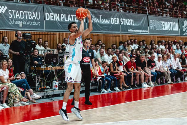 easyCredit Basketball Bundesliga, 4. Playoff-Viertelfinale: Fitness First Baskets Würzburg vs. Telekom Baskets Bonn, 24.05.2026 Joel Aminu (Telekom Baskets Bonn 21) beim freien Dreier - easyCredit Basketball Bundesliga, 4. Playoff-Viertelfinale: Fitness First Baskets Würzburg vs. Telekom Baskets Bonn, 24.05.2026, Tectake Arena Würzburg Copyright: xBEAUTIFULxSPORTS Derixx