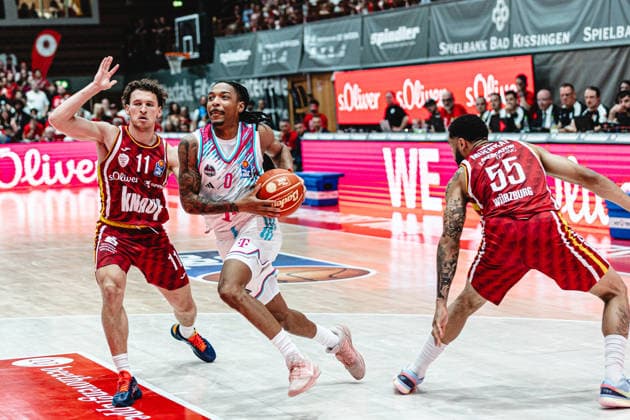 easyCredit Basketball Bundesliga, 4. Playoff-Viertelfinale: Fitness First Baskets Würzburg vs. Telekom Baskets Bonn, 24.05.2026 Jalen Finch (Telekom Baskets Bonn 0) gegen Brae Ivey (Würzburg 11) und David Muenkat (Würzburg 55) - easyCredit Basketball Bundesliga, 4. Playoff-Viertelfinale: Fitness First Baskets Würzburg vs. Telekom Baskets Bonn, 24.05.2026, Tectake Arena Würzburg Copyright: xBEAUTIFULxSPORTS Derixx