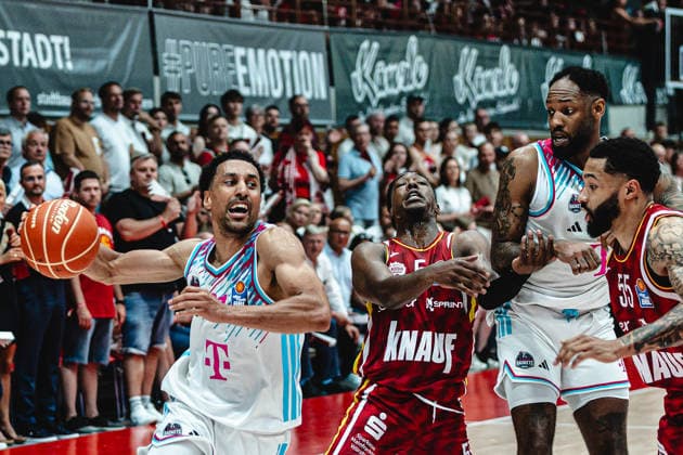 easyCredit Basketball Bundesliga, 4. Playoff-Viertelfinale: Fitness First Baskets Würzburg vs. Telekom Baskets Bonn, 24.05.2026 Joel Aminu (Telekom Baskets Bonn 21) streift Marcus Carr (Würzburg 5) an der Verteidigung ab - easyCredit Basketball Bundesliga, 4. Playoff-Viertelfinale: Fitness First Baskets Würzburg vs. Telekom Baskets Bonn, 24.05.2026, Tectake Arena Würzburg Copyright: xBEAUTIFULxSPORTS Derixx