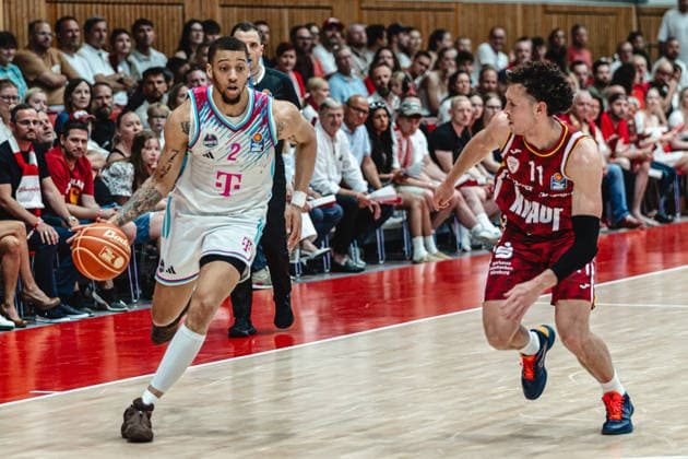 easyCredit Basketball Bundesliga, 4. Playoff-Viertelfinale: Fitness First Baskets Würzburg vs. Telekom Baskets Bonn, 24.05.2026 Alijah Comithier (Telekom Baskets Bonn 2) und Brae Ivey (Würzburg 11) - easyCredit Basketball Bundesliga, 4. Playoff-Viertelfinale: Fitness First Baskets Würzburg vs. Telekom Baskets Bonn, 24.05.2026, Tectake Arena Würzburg Copyright: xBEAUTIFULxSPORTS Derixx