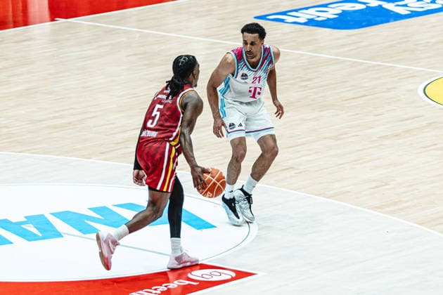 easyCredit Basketball Bundesliga, 4. Playoff-Viertelfinale: Fitness First Baskets Würzburg vs. Telekom Baskets Bonn, 24.05.2026 Marcus Carr (Würzburg 5) und Joel Aminu (Telekom Baskets Bonn 21) - easyCredit Basketball Bundesliga, 4. Playoff-Viertelfinale: Fitness First Baskets Würzburg vs. Telekom Baskets Bonn, 24.05.2026, Tectake Arena Würzburg Copyright: xBEAUTIFULxSPORTS Derixx