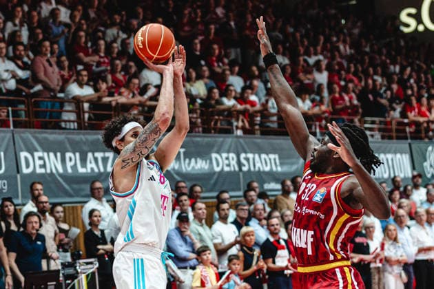 easyCredit Basketball Bundesliga, 4. Playoff-Viertelfinale: Fitness First Baskets Würzburg vs. Telekom Baskets Bonn, 24.05.2026 Michael Kessens (Telekom Baskets Bonn 6) wirft über Charles Thompson (Würzburg 32) - easyCredit Basketball Bundesliga, 4. Playoff-Viertelfinale: Fitness First Baskets Würzburg vs. Telekom Baskets Bonn, 24.05.2026, Tectake Arena Würzburg Copyright: xBEAUTIFULxSPORTS Derixx