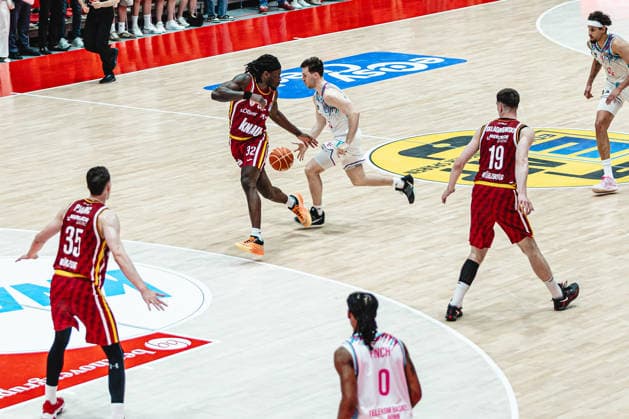 easyCredit Basketball Bundesliga, 4. Playoff-Viertelfinale: Fitness First Baskets Würzburg vs. Telekom Baskets Bonn, 24.05.2026 Grayson Murphy (Telekom Baskets Bonn 7) lässt Charles Thompson (Würzburg 32) aussteigen - easyCredit Basketball Bundesliga, 4. Playoff-Viertelfinale: Fitness First Baskets Würzburg vs. Telekom Baskets Bonn, 24.05.2026, Tectake Arena Würzburg Copyright: xBEAUTIFULxSPORTS Derixx