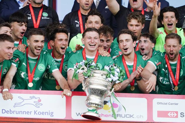 24.05.2026 Bern Schweiz.Fussball Herren Sason 2025 - 2026 Cupfinal FC St.Gallen - FC Stade Lausanne Ouchy St.Gallen ist Cupsieger. Bild, Alessandro Vogt mit Pokal