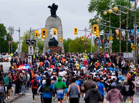 Sport Bilder des Tages May 24, 2026, Ottawa, On, CAN: Runners make their way towards the National War Memorial as they start the Ottawa Marathon in Ottawa, on Sunday, May 24, 2026. Canada News - May 24, 2026  - ZUMAc35_ 0857449725st Copyright: xJustinxTangx