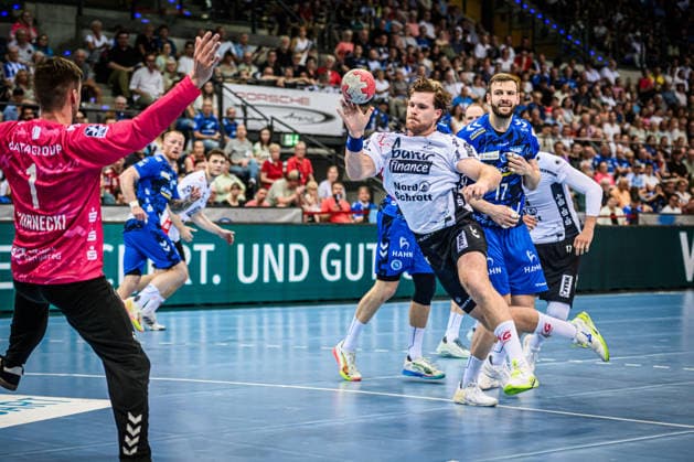 Johannes Golla (SG Flensburg-Handewitt, 04) vs. Mateusz Kornecki (TVB Stuttgart, 01) GER, TVB Stuttgart - SG Flensburg-Handewitt, DAIKIN HBL, Handball, Bundesliga, 32. Spieltag, Spielzeit 2025 2026, 24.05.2026 GER, TVB Stuttgart - SG Flensburg-Handewitt, DAIKIN HBL, Handball, Bundesliga, 32. Spieltag, Spielzeit 2025 2026, 24.05.2026 Stuttgart Copyright: xSandyxDinkelackerx EP_SDR