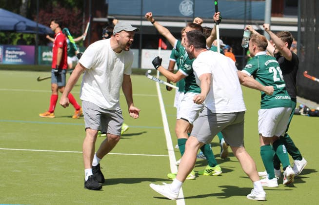 Feldhockey-Bundesliga der Herren: HTCU-Trainer Thilo Stralkowski feiert mit einem Assistenten nach dem Schlusspfiff den 5:4-Sieg im entscheidenden dritten Viertelfinal-Spiel beim Club an der Alster.
