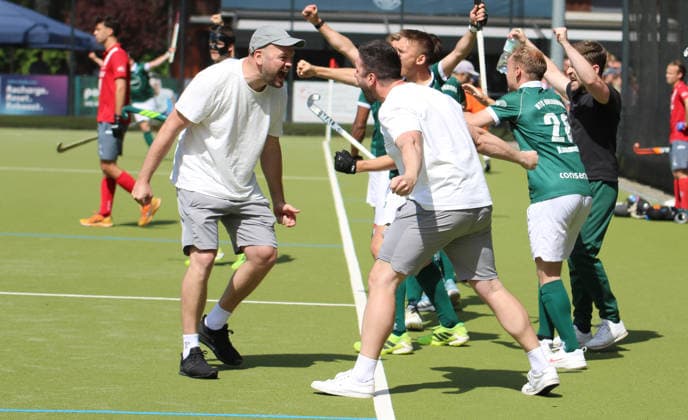 Feldhockey-Bundesliga der Herren: HTCU-Trainer Thilo Stralkowski feiert mit einem Assistenten nach dem Schlusspfiff den 5:4-Sieg im entscheidenden dritten Viertelfinal-Spiel beim Club an der Alster.