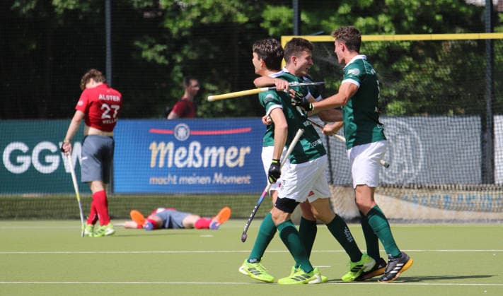 Sport Bilder des Tages Feldhockey-Bundesliga der Herren: HTCU-Spieler feiern nach dem Schlusspfiff den 5:4-Sieg im entscheidenden dritten Viertelfinal-Spiel beim Club an der Alster. *** Mens Field Hockey Bundesliga HTCU players celebrate their 5-4 victory in the decisive third quarter-final match at the Club an der Alster after the final whistle