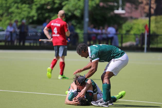 Feldhockey-Bundesliga der Herren: Nach dem Schlusspfiff feiern die HTCU-Spieler William Sanda und Robert Duckscheer feiern Kapitän Jan Schiffer, der im entscheidenden dritten Viertelfinal-Spiel beim Club an der Alster den Treffer zum 5:4-Sieg erzielt hatte.