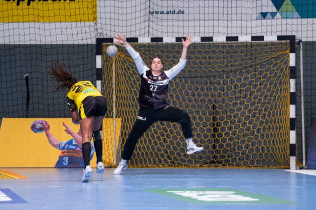 HSG Blomberg-Lippe (GER) vs. Borussia Dortmund (GER) Handball, 1. Handball Bundesliga Frauen, Finale, Spiel 2, 24.5.2026, Saision 2025 2026, Blomberg Deborah Lassource (Borussia Dortmind, 22) bei einem 7-Meter wurf gegen Lara Lepschi (HSG Blomberg-Lippe, 27) Blomberg Sporthalle an der Ulmenallee Deutschland