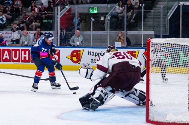 ZURICH, SWITZERLAND - MAY 24: Bayley Harewood (Great Britain, 77) in the battle with Kristers Gudlevskis (Latvia, 50) during the Preliminary Round - Group A Match 43 between Great Britain and Latvia at the IIHF Ice hockey, Eishockey World Championship, WM, Weltmeisterschaft 2026, Swiss Life Arena on May 24, 2026 in Zurich, Switzerland. Zurich Switzerland Copyright: xTimoxSteinx