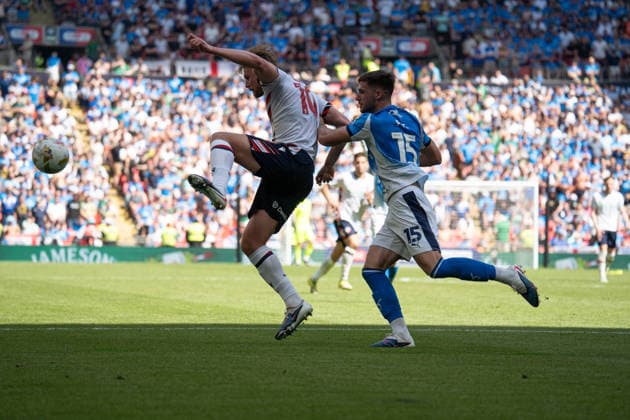 Sam Dalby (L) beating Ethan Pye (R) to the ball during, Bolton Wanderers vs Stockport County at Wembley Stadium in London, United Kingdom (Photo by Elliot Legg Sports Press Photo)  Copyright: xElliotxLegg SportsxPressxPhotox Sportspressphoto_154008
