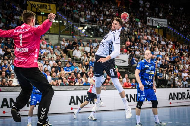Marko Grgic (SG Flensburg-Handewitt, 17) vs. Mateusz Kornecki (TVB Stuttgart, 01) GER, TVB Stuttgart - SG Flensburg-Handewitt, DAIKIN HBL, Handball, Bundesliga, 32. Spieltag, Spielzeit 2025 2026, 24.05.2026 GER, TVB Stuttgart - SG Flensburg-Handewitt, DAIKIN HBL, Handball, Bundesliga, 32. Spieltag, Spielzeit 2025 2026, 24.05.2026 Stuttgart Copyright: xSandyxDinkelackerx EP_SDR