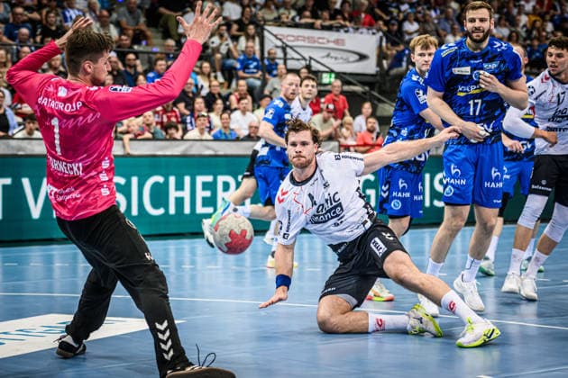 Johannes Golla (SG Flensburg-Handewitt, 04) vs. Mateusz Kornecki (TVB Stuttgart, 01) GER, TVB Stuttgart - SG Flensburg-Handewitt, DAIKIN HBL, Handball, Bundesliga, 32. Spieltag, Spielzeit 2025 2026, 24.05.2026 GER, TVB Stuttgart - SG Flensburg-Handewitt, DAIKIN HBL, Handball, Bundesliga, 32. Spieltag, Spielzeit 2025 2026, 24.05.2026 Stuttgart Copyright: xSandyxDinkelackerx EP_SDR