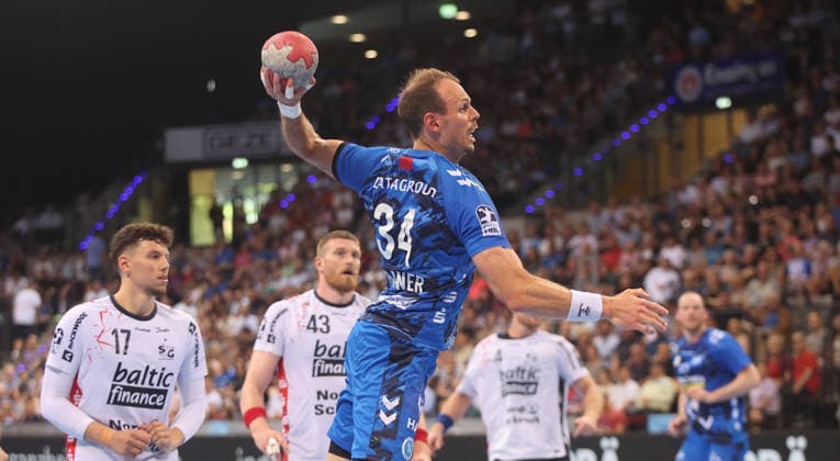 Stuttgart , Handball Daikin Bundesliga TVB Stuttgart vs. SG Flensburg-Handewitt , Kai Häfner ( TVB )