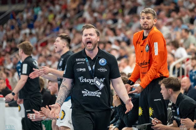 Sport Bilder des Tages Arnor Thor Gunnarsson (Bergischer HC 06, Co-Trainer) ist mit der Schiedsrichterentscheidung nicht einverstanden. Bergischer HC vs. THW KIel, Handball, DAIKIN HBL, 32. Spieltag, Saison 2025 2026, 24.05.2026 Bergischer HC vs. THW Kiel, Handball, DAIKIN HBL, 32. Spieltag, Saison 2025 2026, 24.05.2026 Duesseldorf *** Arnor Thor Gunnarsson Bergischer HC 06, Co Coach disagrees with the referees decision Bergischer HC vs THW KIel, Handball, DAIKIN HBL, Matchday 32, Season 2025 2026, 24 05 2026 Bergischer HC vs THW Kiel, Handball, DAIKIN HBL, Matchday 32, Season 2025 2026, 24 05 2026 Duesseldorf Copyright: xEibner-Pressefoto ThomasxHaeslerx EP_THR