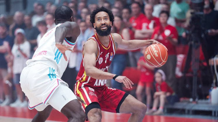 Sport Bilder des Tages Im Bild: v.li. Tyler Birts (Telekom Baskets Bonn, 5) gegen Davion Mintz (Wuerzburg Baskets, 10) am Ball 24.05.2026, Basketball, Fitness First Wuerzburg Baskets vs. Telekom Baskets Bonn, easyCredit BBL Playoffs, 4. Viertelfinale, Deutschland, 97072, tectake-Arena Wuerzburg, *** In the picture from left Tyler Birts Telekom Baskets Bonn, 5 against Davion Mintz Wuerzburg Baskets, 10 on the ball 24 05 2026, Basketball, Fitness First Wuerzburg Baskets vs Telekom Baskets Bonn, easyCredit BBL Playoffs, 4 Quarterfinals, Germany, 97072, tectake Arena Wuerzburg, Copyright: HMBxMedia xJulienxBecker