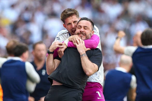 Sport Bilder des Tages Tottenham Hotspur v Everton, Premier League Joao Palhinha of Tottenham Hotspur scores (not in picture), 1-0, and Guglielmo Vicario of Tottenham Hotspur celebrates with Tottenham Hotspur manager Roberto De Zerbi during the Tottenham Hotspur v Everton Premier League match at the Tottenham Hotspur Stadium, London, England on 24 May 2026 Credit: Ian Stephen Every Second Media Editorial use only. All images are copyright Every Second Media Limited. No images may be reproduced without prior permission. All rights reserved. Premier League and Football League images are subject to licensing agreements with Football DataCo Limited. see https: www.football-dataco.com Copyright: xIMAGO EveryxSecondxMediax ESM-2009-0022 IanxStephenx xEveryxSecondxMediax