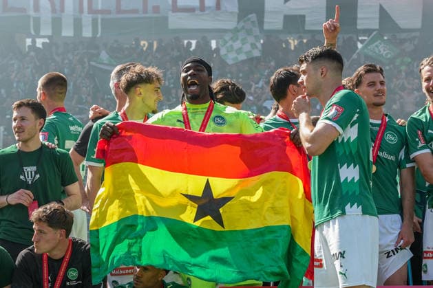 Fussball, Schweizer Cup, Finale: FC St. Gallen 1879 vs. FC Stade-Lausanne-Ouchy, Sonntag, 24.05.2026 (Stadion Wankdorf, Bern); Lawrence Ati Zigi (1, FC St. Gallen) jubelt mit Heimatflagge Copyright: xValentinxDomgjonix