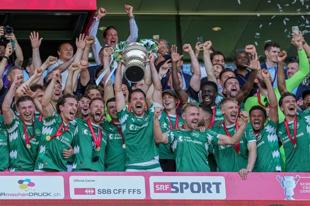 Fussball, Schweizer Cup, Finale: FC St. Gallen 1879 vs. FC Stade-Lausanne-Ouchy, Sonntag, 24.05.2026 (Stadion Wankdorf, Bern); FC St. Gallen Spieler jubeln mit dem Pokal auf der Haupttribüne im Wankdorf Copyright: xValentinxDomgjonix