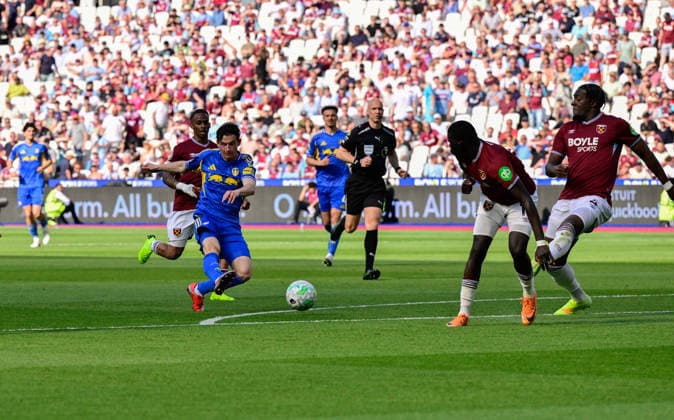 West Ham United v Leeds United, London, UK - 24 May 2026 Brenden Aaronson of Leeds United has a shot on goal during the Premier League match between West Ham United and Leeds United at The London Stadium, London on 24 May 2026. ( London The London Stadium London England Copyright: xAlanxStanford PPAUKx PPA-277282