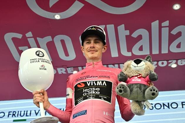 May 24, 2026, Milano, ITALY: Danish rider Jonas Vingegaard Hansen .of Team Visma Lease A Bike wearing the overall leader s pink jersey, poses on the podium after the 15th stage of the 109 Giro d Italia 2026, over 157 km from Voghera to Milano, Italy, 24 May 2026. ANSA LUCA ZENNARO. Giro D Italia Cycling Tour - Stage 15  - ZUMAa110 20260524_zaf_a110_030 Copyright: xLucaxZennarox
