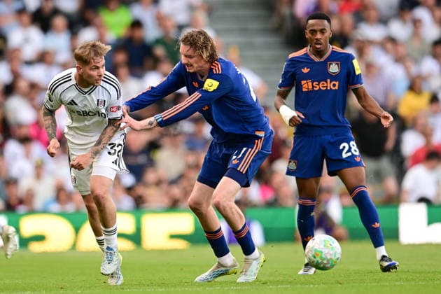 Fulham v Newcastle United, Premier League Fulham midfielder Emile Smith-Rowe (32) looks to release the ball under pressure from Newcastle United forward Nick Woltemade (27) during the Premier League match between Fulham and Newcastle United at Craven Cottage, London, UK on 24 May 2026. London Craven Cottage Greater London UK Editorial use only DataCo restrictions apply See www.football-dataco.com , Copyright: xDennisxGoodwinx PSI-24290-0040