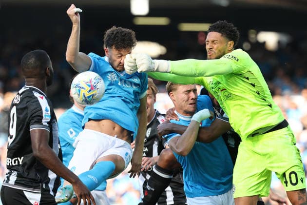 Sport Bilder des Tages Maduka Okoye of Udinese Calcio hits Amir Rrahmani of SSC Napoli on his noise as they compete for the ball during the Serie A 2025 2026 football match between SSC Napoli and Udinese Calcio at Diego Armando Maradona stadium in Naples (Italy), May 24, 2026. cesarexpurini