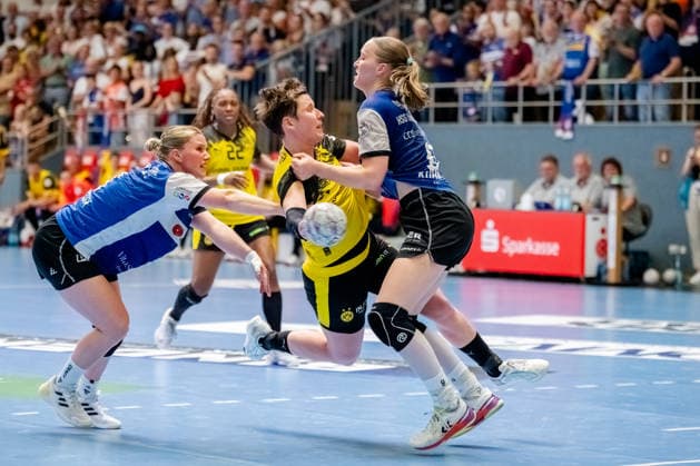 Blomberg, 24.05.2026, Handball, Frauen, Alsco Handball Bundesliga, Playoff, Finale Spiel 2, 2025 2026: HSG Blomberg-Lippe BVB Borussia Dortmund Alina Grijseels (BVB, 4) im Zweikampf mit Nieke Kühne (HSG Blomberg-Lippe, 9) Blomberg Sporthalle an der Ulmenallee NRW Germany