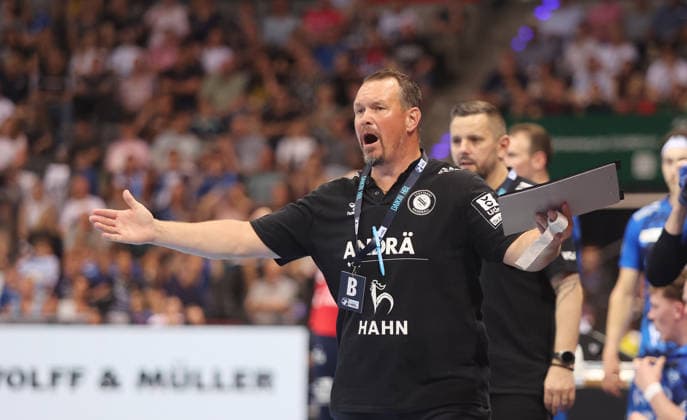 Stuttgart , Handball Daikin Bundesliga TVB Stuttgart vs. SG Flensburg-Handewitt , Trainer Misha Kaufmann ( TVB )