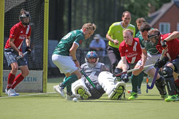Feldhockey-Bundesliga der Herren, 3. Viertelfinalspiel: Kampf um den Ball vor dem Tor vom Club an der Alster nach einer Kurzen Ecke für Uhlenhorst Mülheim.