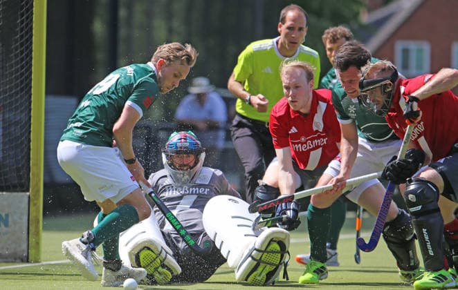 Feldhockey-Bundesliga der Herren, 3. Viertelfinalspiel: Kampf um den Ball vor dem Tor vom Club an der Alster nach einer Kurzen Ecke für Uhlenhorst Mülheim.