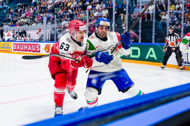FRIBOURG, SWITZERLAND - MAY 24: Patrick Russell of Denmark L) against Tommaso de Luca of Italy R) during the 2026 IIHF Ice hockey, Eishockey World Championship, WM, Weltmeisterschaft Switzerland game between Denmark and Italy at BCF Arena on May 24, 2026 in Fribourg, Fribourg. Fribourg BCF Arena Fribourg Switzerland Copyright: xJustPictures.ch JarixPestelaccix jp-en-EuSpIm-JP6_JAR_Denmark_Italy_24May2026_00045