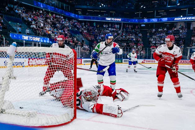 FRIBOURG, SWITZERLAND - MAY 24: goalkeeper Mads Sogaard of Denmark can™t saves during the 2026 IIHF Ice hockey, Eishockey World Championship, WM, Weltmeisterschaft Switzerland game between Denmark and Italy at BCF Arena on May 24, 2026 in Fribourg, Fribourg. Fribourg BCF Arena Fribourg Switzerland Copyright: xJustPictures.ch JarixPestelaccix jp-en-EuSpIm-JP6_JAR_Denmark_Italy_24May2026_00051