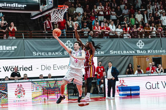 easyCredit Basketball Bundesliga, 4. Playoff-Viertelfinale: Fitness First Baskets Würzburg vs. Telekom Baskets Bonn, 24.05.2026 Grayson Murphy (Telekom Baskets Bonn 7) punktet gegen Marcus Carr (Würzburg 5) - easyCredit Basketball Bundesliga, 4. Playoff-Viertelfinale: Fitness First Baskets Würzburg vs. Telekom Baskets Bonn, 24.05.2026, Tectake Arena Würzburg Copyright: xBEAUTIFULxSPORTS Derixx