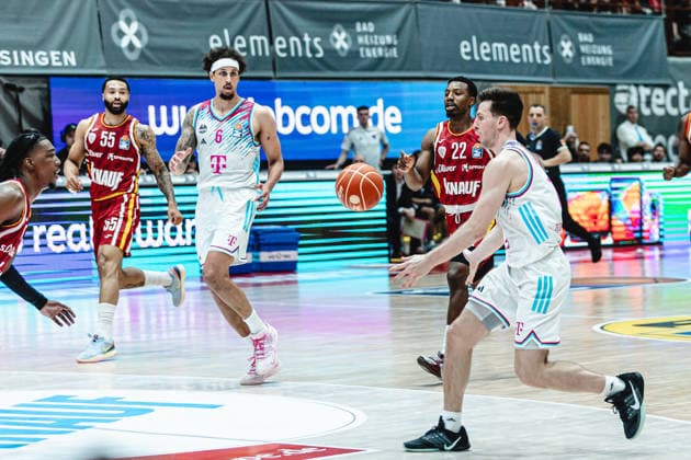 easyCredit Basketball Bundesliga, 4. Playoff-Viertelfinale: Fitness First Baskets Würzburg vs. Telekom Baskets Bonn, 24.05.2026 Grayson Murphy (Telekom Baskets Bonn 7) passt zu Michael Kessens (Telekom Baskets Bonn 6) - easyCredit Basketball Bundesliga, 4. Playoff-Viertelfinale: Fitness First Baskets Würzburg vs. Telekom Baskets Bonn, 24.05.2026, Tectake Arena Würzburg Copyright: xBEAUTIFULxSPORTS Derixx
