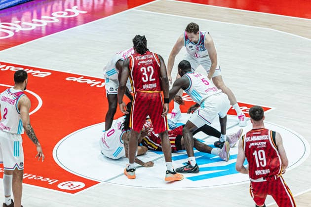 easyCredit Basketball Bundesliga, 4. Playoff-Viertelfinale: Fitness First Baskets Würzburg vs. Telekom Baskets Bonn, 24.05.2026 Spielerknäuel - easyCredit Basketball Bundesliga, 4. Playoff-Viertelfinale: Fitness First Baskets Würzburg vs. Telekom Baskets Bonn, 24.05.2026, Tectake Arena Würzburg Copyright: xBEAUTIFULxSPORTS Derixx