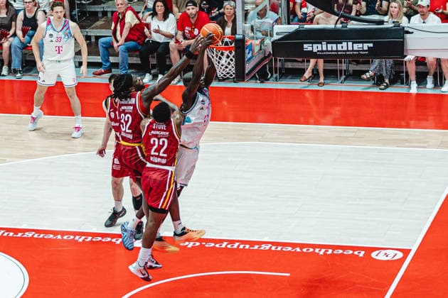 easyCredit Basketball Bundesliga, 4. Playoff-Viertelfinale: Fitness First Baskets Würzburg vs. Telekom Baskets Bonn, 24.05.2026 Kur Jongkuch (Telekom Baskets Bonn 15) dunkt - easyCredit Basketball Bundesliga, 4. Playoff-Viertelfinale: Fitness First Baskets Würzburg vs. Telekom Baskets Bonn, 24.05.2026, Tectake Arena Würzburg Copyright: xBEAUTIFULxSPORTS Derixx