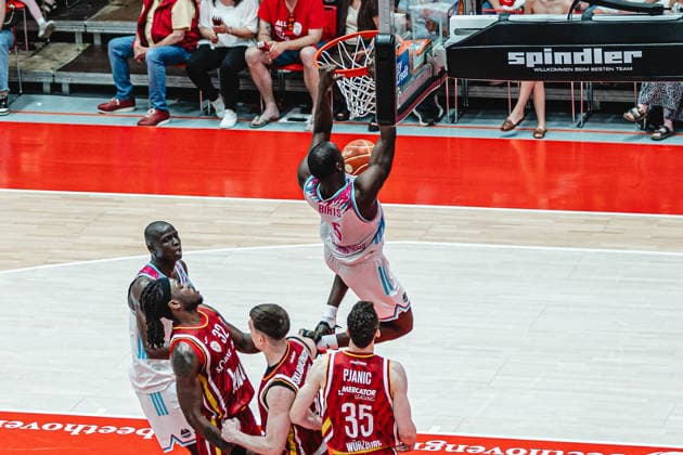 easyCredit Basketball Bundesliga, 4. Playoff-Viertelfinale: Fitness First Baskets Würzburg vs. Telekom Baskets Bonn, 24.05.2026 Tylan Birts (Telekom Baskets Bonn 5) dunkt - easyCredit Basketball Bundesliga, 4. Playoff-Viertelfinale: Fitness First Baskets Würzburg vs. Telekom Baskets Bonn, 24.05.2026, Tectake Arena Würzburg Copyright: xBEAUTIFULxSPORTS Derixx