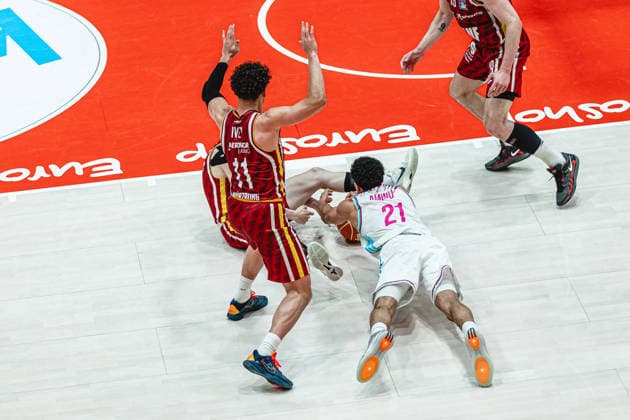 easyCredit Basketball Bundesliga, 4. Playoff-Viertelfinale: Fitness First Baskets Würzburg vs. Telekom Baskets Bonn, 24.05.2026 Joel Aminu (Telekom Baskets Bonn 21) hechtet dem Ball hinterher - easyCredit Basketball Bundesliga, 4. Playoff-Viertelfinale: Fitness First Baskets Würzburg vs. Telekom Baskets Bonn, 24.05.2026, Tectake Arena Würzburg Copyright: xBEAUTIFULxSPORTS Derixx