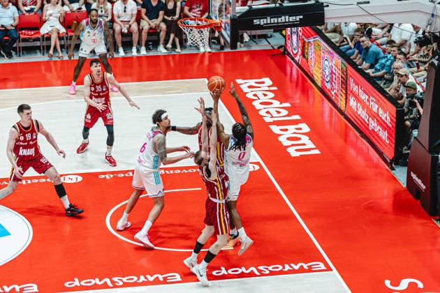 easyCredit Basketball Bundesliga, 4. Playoff-Viertelfinale: Fitness First Baskets Würzburg vs. Telekom Baskets Bonn, 24.05.2026 Jalen Finch (Telekom Baskets Bonn 0) beim komplizierten Korbwurf - easyCredit Basketball Bundesliga, 4. Playoff-Viertelfinale: Fitness First Baskets Würzburg vs. Telekom Baskets Bonn, 24.05.2026, Tectake Arena Würzburg Copyright: xBEAUTIFULxSPORTS Derixx