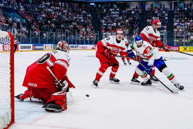 FRIBOURG, SWITZERLAND - MAY 24: goalkeeper Mads Sogaard of Denmark L) saves during the 2026 IIHF Ice hockey, Eishockey World Championship, WM, Weltmeisterschaft Switzerland game between Denmark and Italy at BCF Arena on May 24, 2026 in Fribourg, Fribourg. Fribourg BCF Arena Fribourg Switzerland Copyright: xJustPictures.ch JarixPestelaccix jp-en-EuSpIm-JP6_JAR_Denmark_Italy_24May2026_00065