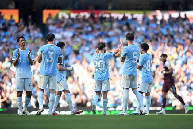 Manchester City v Aston Villa, Premier League Bernardo Silva of Manchester City waves at the fans as he walks off the pitch whilst being substitutedduring the Manchester City v Aston Villa Premier League match at the Etihad Stadium, Manchester, England on 24 May 2026 Credit: Ben Roberts Every Second Media Editorial use only. All images are copyright Every Second Media Limited. No images may be reproduced without prior permission. All rights reserved. Premier League and Football League images are subject to licensing agreements with Football DataCo Limited. see https: www.football-dataco.com Copyright: xIMAGO EveryxSecondxMediax ESM-2008-0029 BenxRobertsx xEveryxSecondxMediax