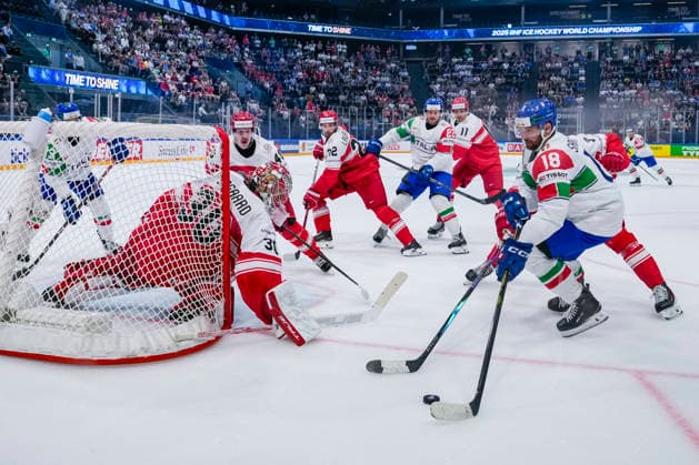 FRIBOURG, SWITZERLAND - MAY 24: Nicholas Saracino of Italy R) against goalkeeper Mads Sogaard of Denmark during the 2026 IIHF Ice hockey, Eishockey World Championship, WM, Weltmeisterschaft Switzerland game between Denmark and Italy at BCF Arena on May 24, 2026 in Fribourg, Fribourg. Fribourg BCF Arena Fribourg Switzerland Copyright: xJustPictures.ch JarixPestelaccix jp-en-EuSpIm-JP6_JAR_Denmark_Italy_24May2026_00101
