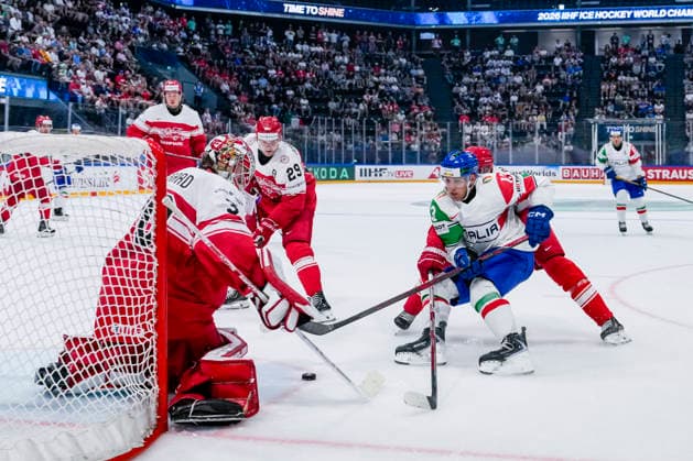 FRIBOURG, SWITZERLAND - MAY 24: Matt Bradley of Italy L) against goalkeeper Mads Sogaard of Denmark L) during the 2026 IIHF Ice hockey, Eishockey World Championship, WM, Weltmeisterschaft Switzerland game between Denmark and Italy at BCF Arena on May 24, 2026 in Fribourg, Fribourg. Fribourg BCF Arena Fribourg Switzerland Copyright: xJustPictures.ch JarixPestelaccix jp-en-EuSpIm-JP6_JAR_Denmark_Italy_24May2026_00105