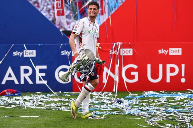 Sport Bilder des Tages London, England, 24th May 2026. Ruben Rodrigues of Bolton Wanderers walks off with the trophy following victory during the Bolton Wanderers vs Stockport County Sky Bet League 1 play off final match at Wembley Stadium, London. Picture credit should read: Jake Youle Sportimage EDITORIAL USE ONLY. No use with unauthorised audio, video, data, fixture lists, club league logos or live services. Online in-match use limited to 120 images, no video emulation. No use in betting, games or single club league player publications. SPI_033_JY_Stockport_County_Bolton_Wanderers SPI-4821-0033