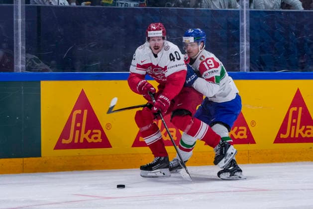 FRIBOURG, SWITZERLAND - MAY 24: Anders Koch of Denmark L) against Bryce Misley of Italy R) during the 2026 IIHF Ice hockey, Eishockey World Championship, WM, Weltmeisterschaft Switzerland game between Denmark and Italy at BCF Arena on May 24, 2026 in Fribourg, Fribourg. Fribourg BCF Arena Fribourg Switzerland Copyright: xJustPictures.ch JarixPestelaccix jp-en-EuSpIm-JP6_JAR_Denmark_Italy_24May2026_00134