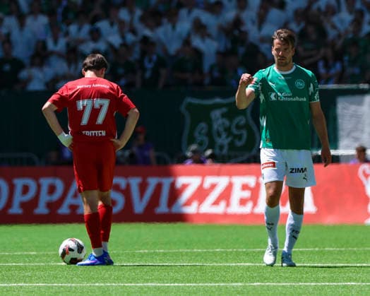 24.05.2026, SUI, Fussball, Herren, Cupfinal, Stade Lausanne-Ouchy vs. FC St. Gallen Lukas Görtler (16, FC St. Gallen) feiert die Führung auf seine Weise, links Vasco Tritten (77, Stade Lausanne-Ouchy) beim Anstoss Bern Stadion Wankdorf Bern Switzerland